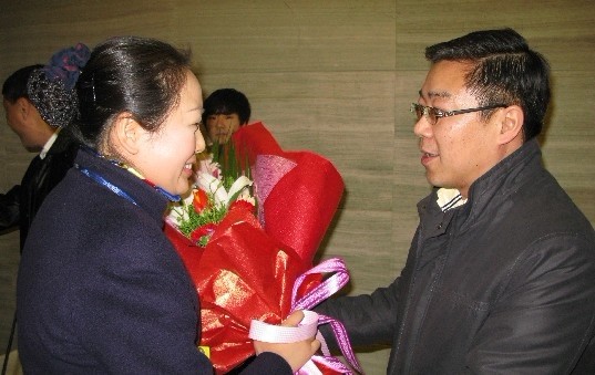 國(guó)航西南客艙部總經(jīng)理張宏為楊晉萍乘務(wù)長(zhǎng)送上鮮